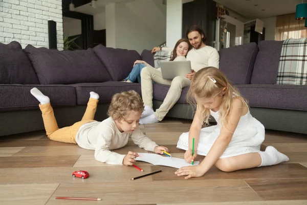 Niños niño y niña divirtiéndose en el piso caliente —  Fotos de Stock