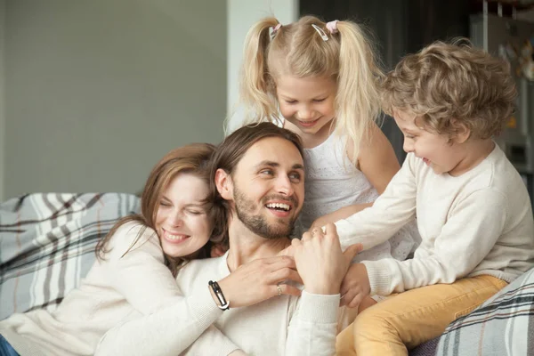 Fröhliche Familie mit Kindern, die Papa umarmen, glückliche Väter — Stockfoto