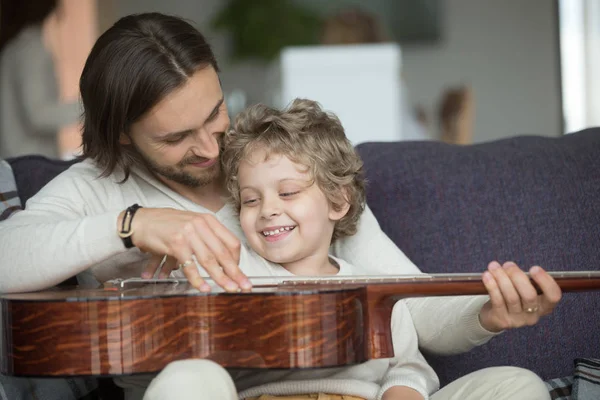 Padre Joven Enseñando Hijo Pequeño Tocar Instrumento Musical Casa Padre —  Fotos de Stock