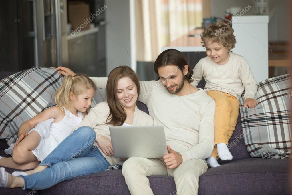 Личное пространство дома. Личное пространство в доме. Девушка в своей комнате. Беспорядок на рабочем столе. Личное пространство дома.