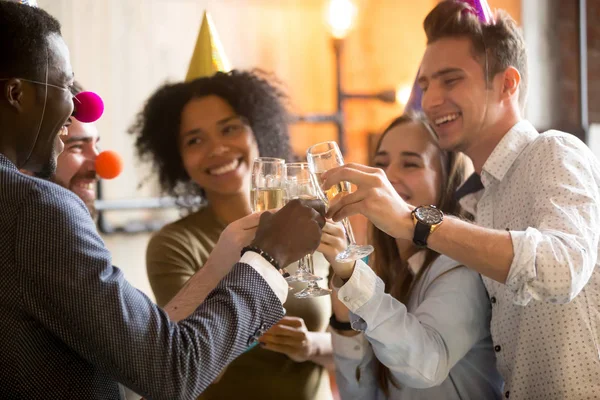 Glückliche schwarz-weiße Freunde, die Gläser klirren und Party feiern — Stockfoto