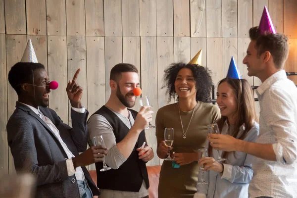 Multirassische diverse Freunde scherzen lachend und haben Spaß celebrati — Stockfoto