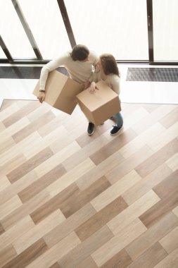 Eve gelen kutuları tutarak çift içinde hareket görünümü top