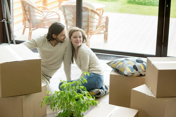 Couple moved in new house sitting on floor with boxes — Stock Photo, Image