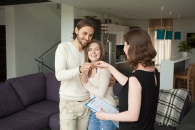 Anahtar taşı-in yeni Kiralık Ev alma ev sahipleri mutlu genç Çift