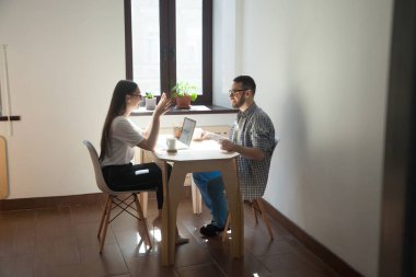 İş adamları iş toplantı ve tartışarak ofistebir