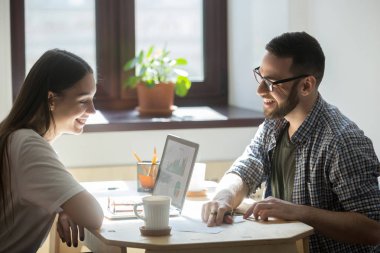 Bin yıllık çalışan görevliler planında başarılı iş tartışıyor