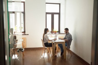 Dikkatli işkadını iken bin yıllık e işyerinde meditasyon