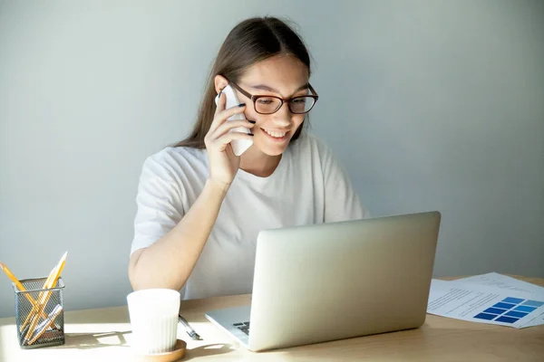 Vrolijke Jongedame Glazen Praten Mobiele Telefoon Laptop Gebruikt Duizendjarige Lachende — Stockfoto