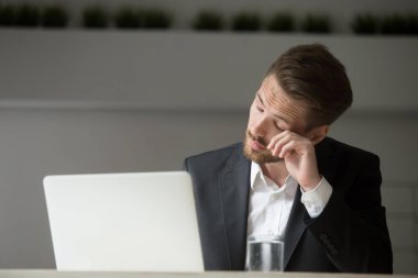 L işten overworked işadamı giyen takım elbise duygu yorgun