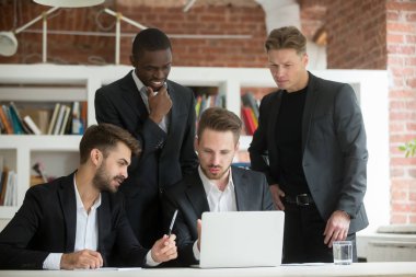 L seyir proje üzerinde beyin fırtınası yönetim çok ırklı ekibi