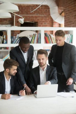 Çeşitli işadamları paylaşım fikirleri dizüstü ofisi ile konuşmak