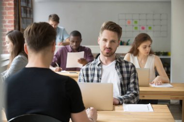 İşadamı ile çeşitli ortak çalışma çalışan kamera bakıyor