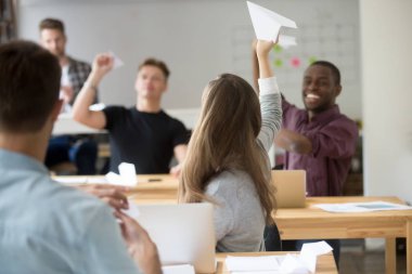 Mutlu çok etnik gruptan oluşan iş takım kağıt uçaklar cowor yılında başlatılması