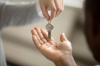 Gayrimenkul anlaşma kavramı, satın alarak anahtar, siyah adam alıcı ev sahibi satın alma yeni ev, mortgage kredi yatırım sözleşmesi, Afro-Amerikan müşteri el emlakçı kadın kapatmak görünümü