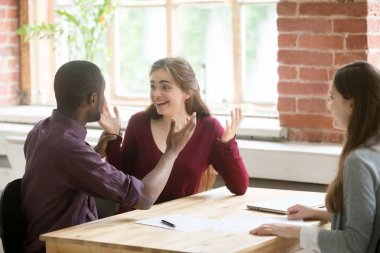 Çok ırklı çift fantastik gayrimenkul ipotek Inv tarafından heyecan