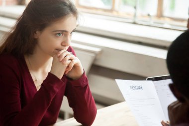 Sinir kadın başvuranı işe müzakerelerin sonucu bekliyor vurguladı, İK yöneticileri okumak onun cv özgeçmiş komisyonda görüşürken duygu güvensiz kadın aday endişeli, kötü iş mülakat kavramı başarısız oldu.