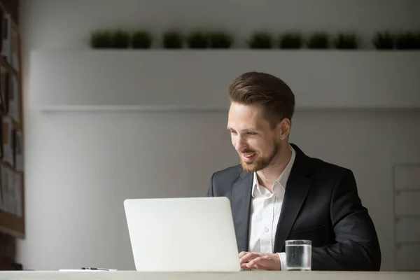 Empresario trabajando en computadora sentado en traje en el escritorio de la oficina — Foto de Stock