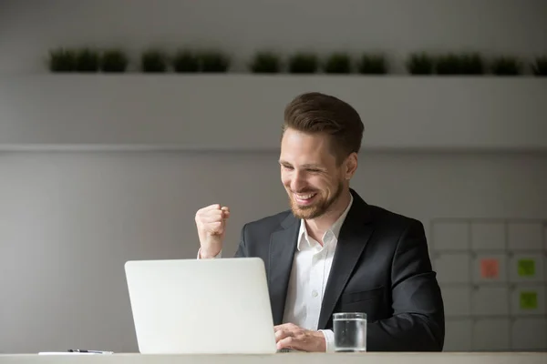 Glücklicher Geschäftsmann feiert geschäftlichen Erfolg online win lookin — Stockfoto