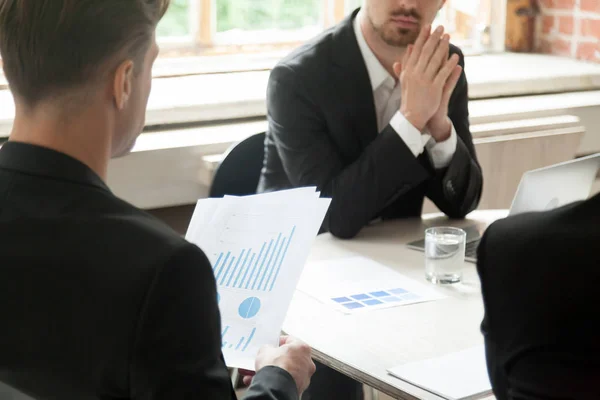 Empresario Que Mantiene Informe Financiero Con Gráficos Gráficos Reunión Con — Foto de Stock