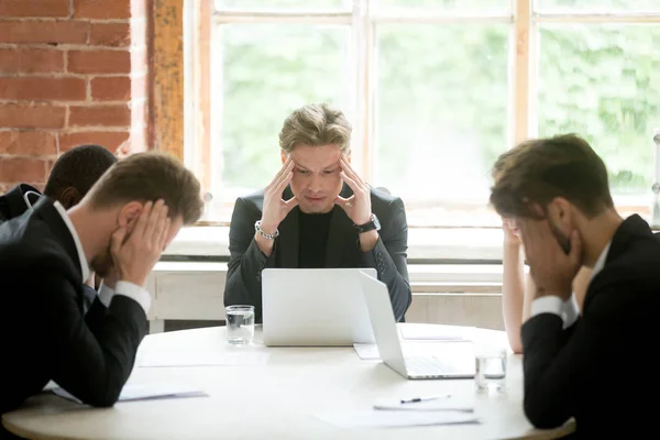 Equipo ejecutivo de jefe estresado buscando solución de problemas de negocio — Foto de Stock