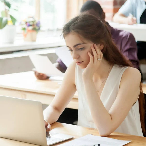 Ung attraktiv kvinna student arbetar på laptop i coworking sp — Stockfoto