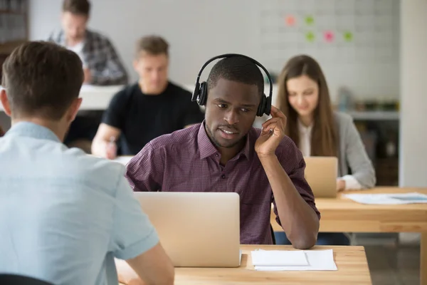 Africano americano gerente de atención al cliente consultoría cliente en w — Foto de Stock