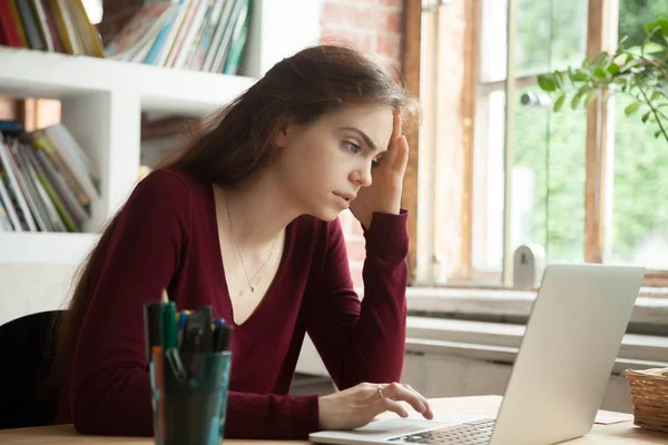 Frustrerad stressad kvinna orolig arbete problem tittar — Stockfoto