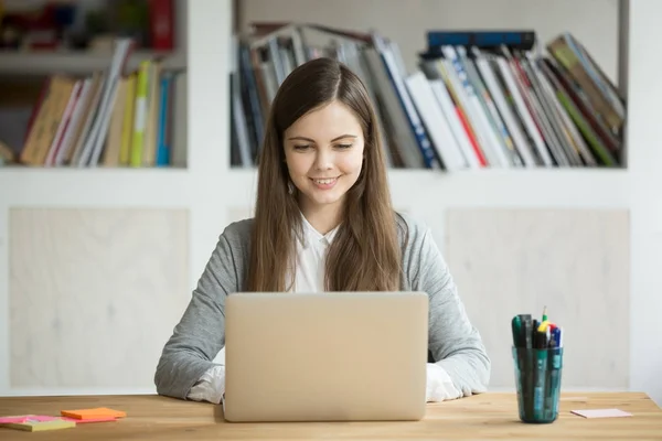Uśmiechnięte dziewczyny za pomocą laptopa, student studia w domu, cyfrowy edu — Zdjęcie stockowe