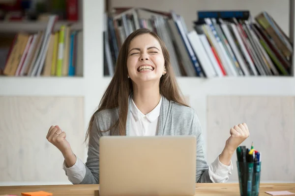 Emocionado estudiante se siente eufórico celebrando victoria en línea s — Foto de Stock