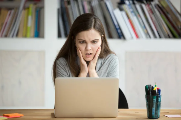 Csalódott aggódó nő úgy néz ki, a laptop megdöbbentette a rossz hír — Stock Fotó