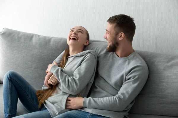 Giovane coppia divertirsi ridendo rilassante a casa sul divano — Foto Stock