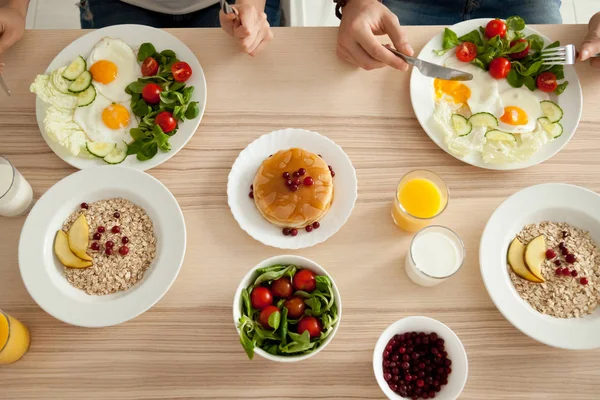 Vista superior de la mesa de desayuno con comida saludable para parejas — Foto de Stock