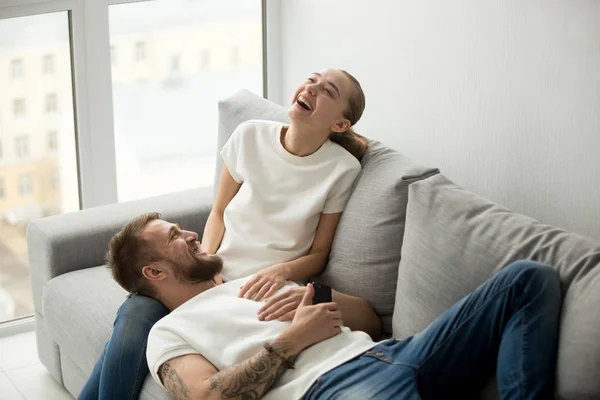 Glada lyckliga paret skrattar med glädje hemma koppla ihop dem. — Stockfoto