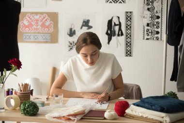 İlham moda tasarımcısı studio çizim yeni collecti içinde çalışma