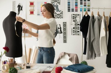 Kadın moda tasarımcısı rahat yaratıcı desi manken ölçme