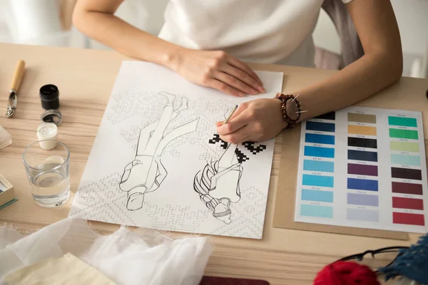Vrouwelijke Handen Met Borstel Schilderij Borduurwerk Patroon Schema Mode Schets — Stockfoto