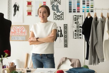 Etnik işlemeli giyim moda tasarımcısı ayakta bakarak