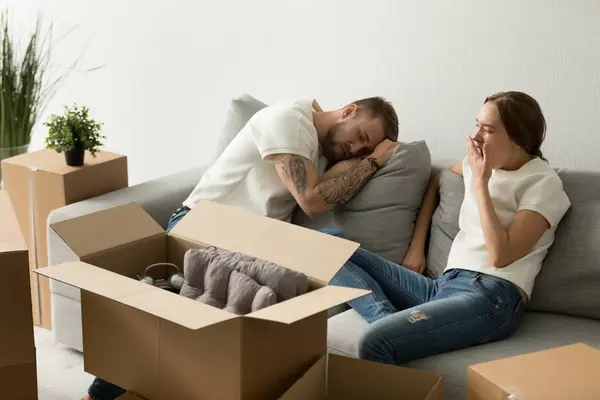 Молодая пара чувствует себя уставшей после того, как упаковала коробки — стоковое фото