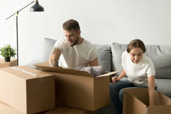 Man and woman packing unpacking boxes together, moving day conce — Stock Photo, Image