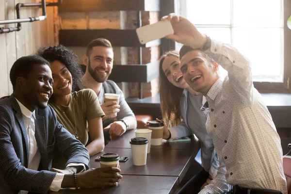 Diversos jóvenes amigos tomando selfie en el teléfono inteligente juntos en ca —  Fotos de Stock