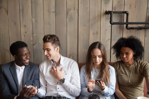Millennial Amici Multirazziali Utilizzando Telefoni Che Parlano All Incontro Diversi — Foto Stock