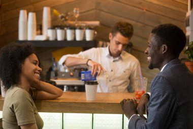 Afrikalı-Amerikalı adam ve kadın coffeeshop ba flört konuşuyor