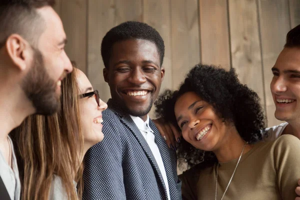 Felice eterogeneo gruppo di persone in bianco e nero sorridente legame toget — Foto Stock