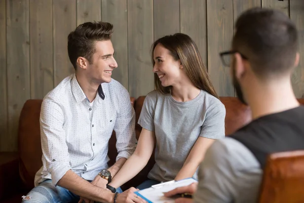 Glückliches junges versöhntes Paar bei der Beratung — Stockfoto