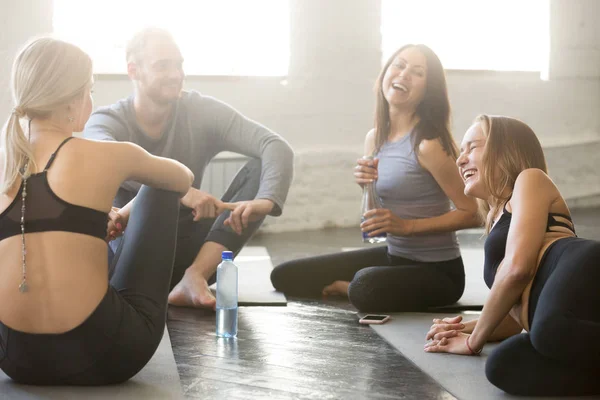 Gençlerin grup bir molası sportif — Stok fotoğraf