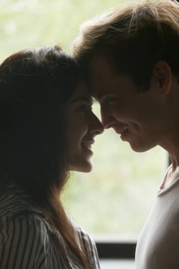 Burun, gözler, portre seyir dokunmadan mutlu genç Çift