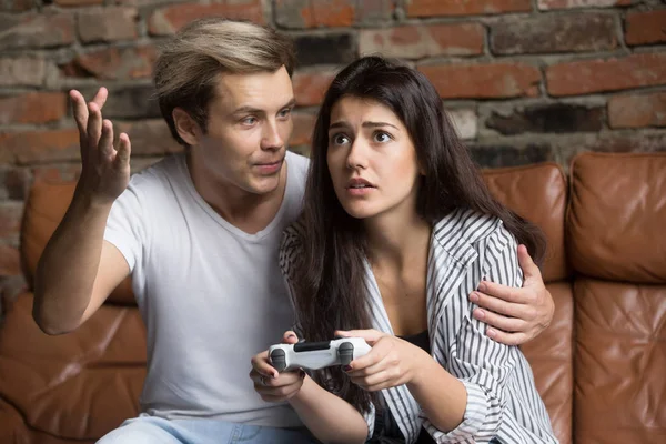 Homme grondant femme pour perdre jouer à un jeu vidéo à la maison — Photo