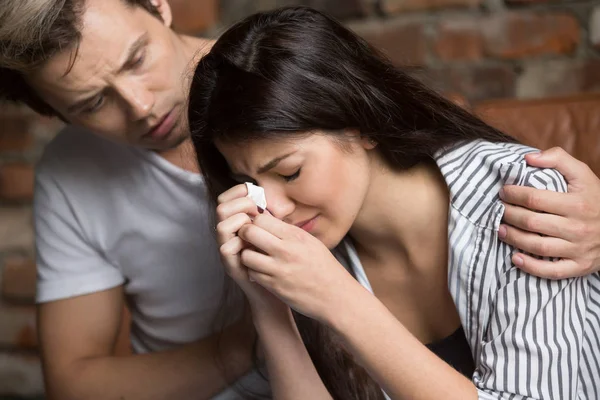 Мужчина утешает плачущую грустную женщину, друг утешает девушку в слезах — стоковое фото