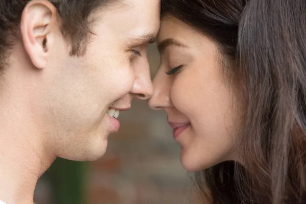 Romántico feliz pareja sincera cara a cara retrato de cerca —  Fotos de Stock